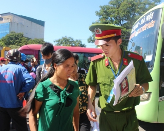 Học viên của Học viện Cảnh sát tham gia tiếp sức mùa thi cùng với sinh viên của các trường khác trên địa bàn Hà Nội.